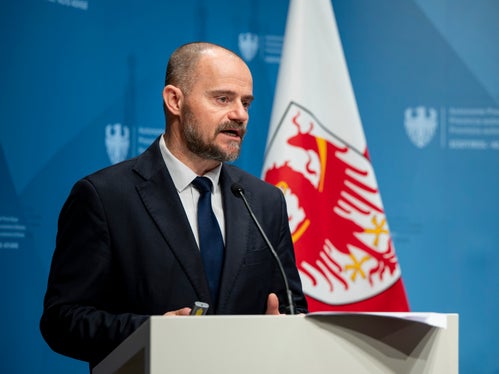 Auf der Pressekonferenz erläuterte Ressortdirektor Daniel Bedin die Vorteile der öffentlich-privaten Partnerschaften (ÖPP) gegenüber herkömmlichen Verfahren. (Foto: LPA/Fabio Brucculeri)