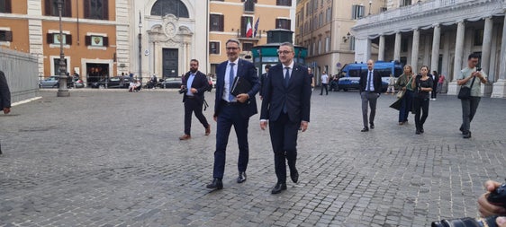 Die Landeshauptleute Arno Kompatscher (links) und Maurizio Fugatti kamen gemeinsam am Palazzo Chigi. (Foto: LPA/mdg)