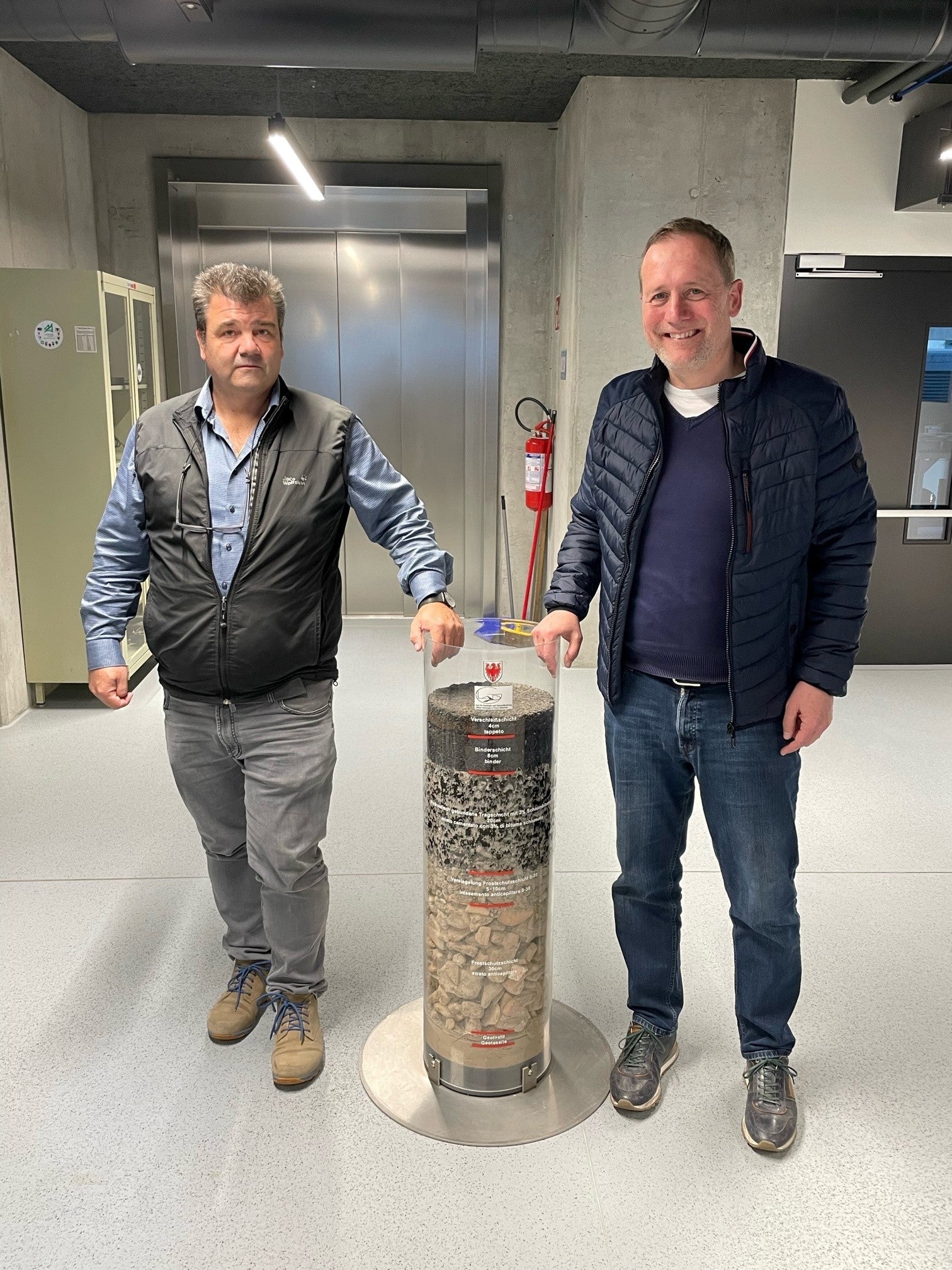 Volkmar Mair (l.), Direktor des Amts für Geologie und Baustoffprüfung und Landesrat Massimo Bessone im Labor für Geotechnik in Kardaun sind sich einig: Materialien im Straßenbau muss eine wichtige Rolle eingeräumt werden. (Foto: LPA/Igor Cocca)