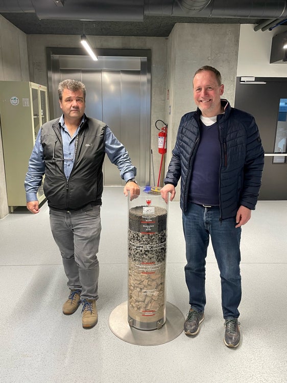 Volkmar Mair (l.), Direktor des Amts für Geologie und Baustoffprüfung und Landesrat Massimo Bessone im Labor für Geotechnik in Kardaun sind sich einig: Materialien im Straßenbau muss eine wichtige Rolle eingeräumt werden. (Foto: LPA/Igor Cocca)