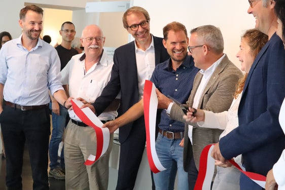 Freude an gelungener Ausstellung "Goodbye Glaciers. Forever?" bei der Eröffnung in der Stadtgalerie in Bozen (von links): Gerald Zagler vom Österreichischen Alpenverein, der Vorsitzende des Alpenvereins Südtirol Georg Simeoni, der Direktor der Agentur für Bevölkerungsschutz Klaus Unterweger, der Koordinator des Forschungsschwerpunkts Alpiner Raum an der Universität Innsbruck Wolfgang Gurgiser, Landesrat Christian Bianchi, die stellvertretende Leiterin des Eurac-Instituts für Alpine Umwelt Roberta Bottarin, Ausstellungskoordinator und Amtsdirektor Roberto Dinale (Foto: LPA/Maja Clara)