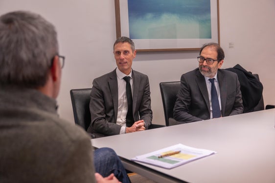 Francescon e Di Capua hanno annunciato al presidente Kompatscher (di spalle) il potenziamento della filiale di Bolzano di Banca d'Italia. (Foto: USP/Greta Stuefer)