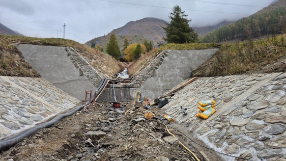Sopra il bacino di ritenzione del rio di Casera, sono stati effettuai lavori di ristrutturazione di quattro barriere in cemento armato ed una trincea. (Foto: USP/Ufficio Sistemazione bacini montani ovest/Martin Eschgfäller)