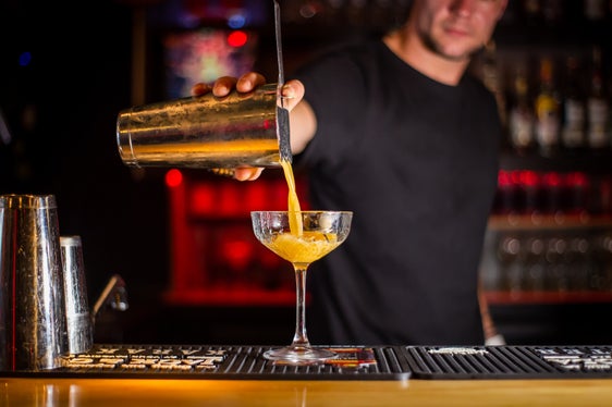 Presso le scuole professionali alberghiere Savoia e Ritz di Merano, in futuro sarà possibile ottenere la qualifica professionale di Barkeeper. Via libera dalla Giunta provinciale (Foto: unsplash)