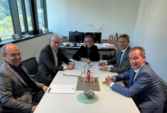 Christof Gamper (von links), Abteilungsleiter der Personalberatung im HGV, Ressortdirektor, Günther Burger, Landesrätin Magdalena Amhof, HGV-Präsident Klaus Berger und HGV-Direktor Raffael Mooswalder im Gespräch über Personal im Gastgewerbe. (Foto: LPA/Theodora Huber)