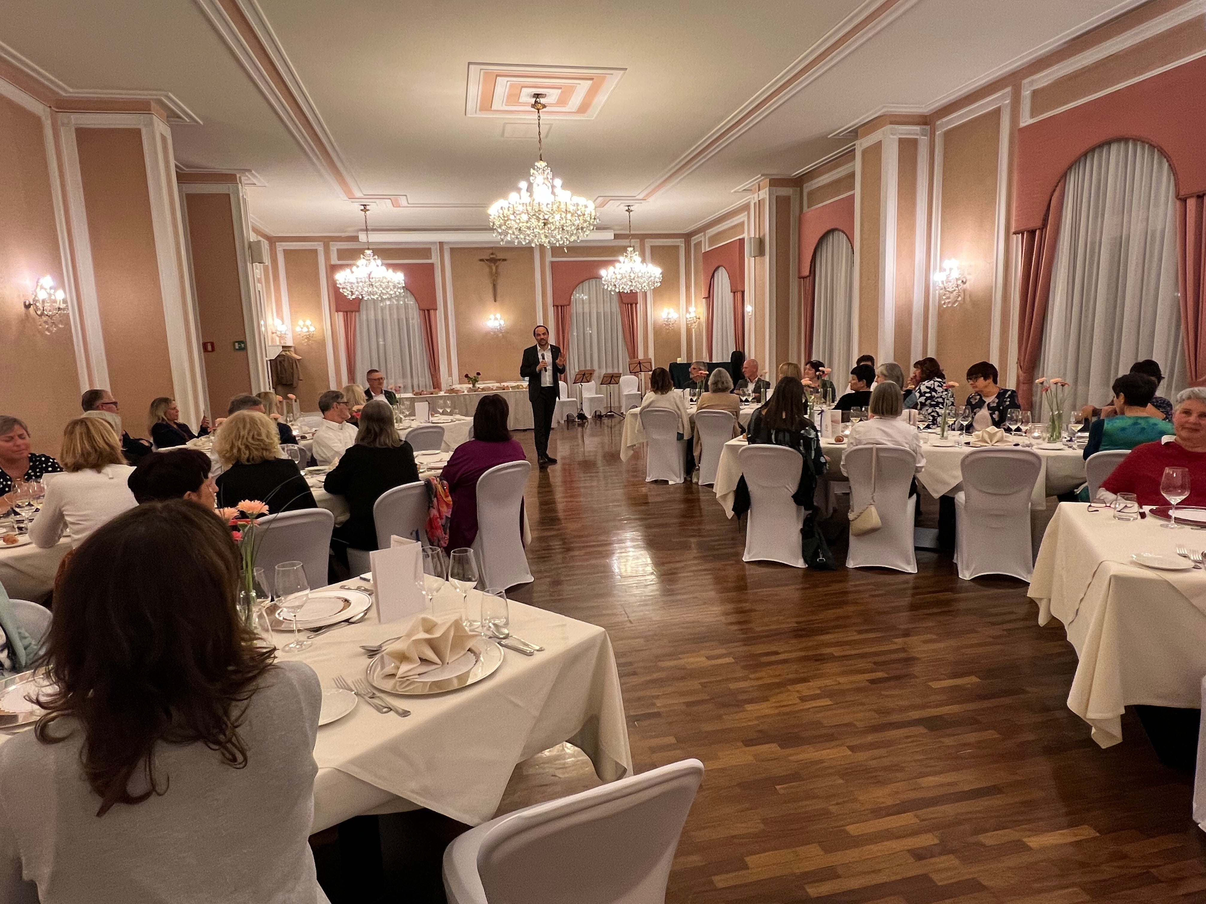 Es gibt nichts Wertvolleres, als junge Menschen auf ihrem Bildungsweg zu begleiten: Landesrat Philipp Achammer (stehend) bei einer der beiden Pensionierungsfeiern im Oktober für rund 150 Lehrpersonen. (Foto: LPA/Deutsche Bildungsdirektion)