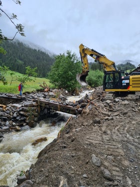 Il ponte sul rio Kerschbaumer, nel Comune di Racines, è stato danneggiato nella notte tra ieri e oggi (Foto: Ufficio provinciale bacini montani Nord presso l'Agenzia per la protezione civile/Philipp Walder) 
