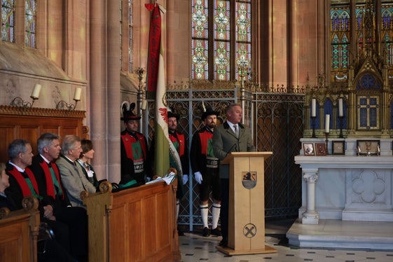 Il governatore della Stiria Mario Kunasek durante il suo discorso nella cappella funeraria di Scena. (Foto: USP/Dipartimento Agricoltura, Silvicoltura e Turismo/Sabine Pitscheider)