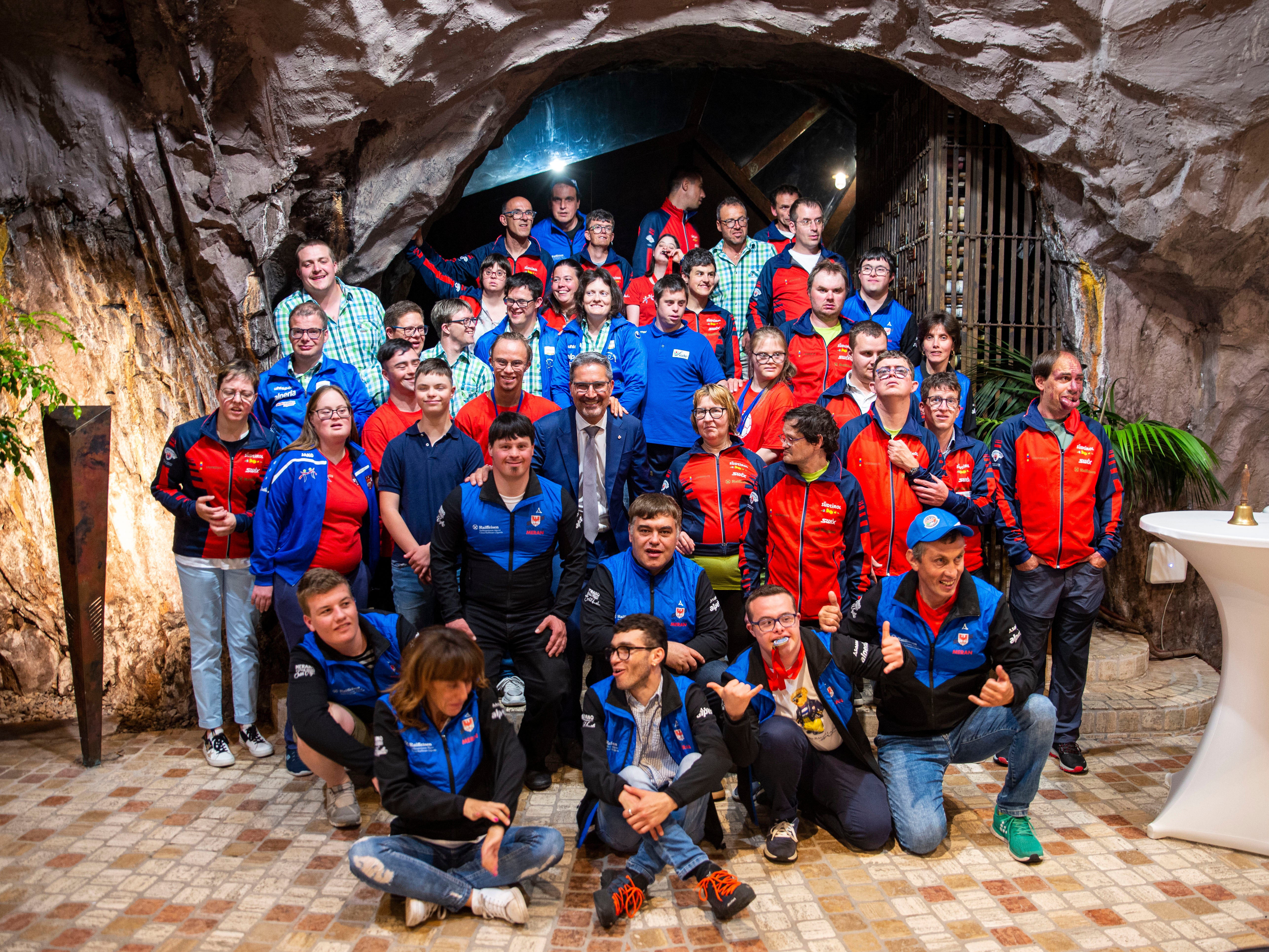Le atlete e gli atleti altoatesini protagonisti di una stagione invernale di grandi successi posano assieme al presidente della Provincia autonoma di Bolzano, Arno Kompatscher, nella Felsenkeller di Laimburg (Foto: ASP/Fabio Brucculeri)