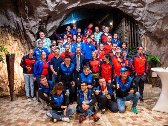 Le atlete e gli atleti altoatesini protagonisti di una stagione invernale di grandi successi posano assieme al presidente della Provincia autonoma di Bolzano, Arno Kompatscher, nella Felsenkeller di Laimburg (Foto: ASP/Fabio Brucculeri)