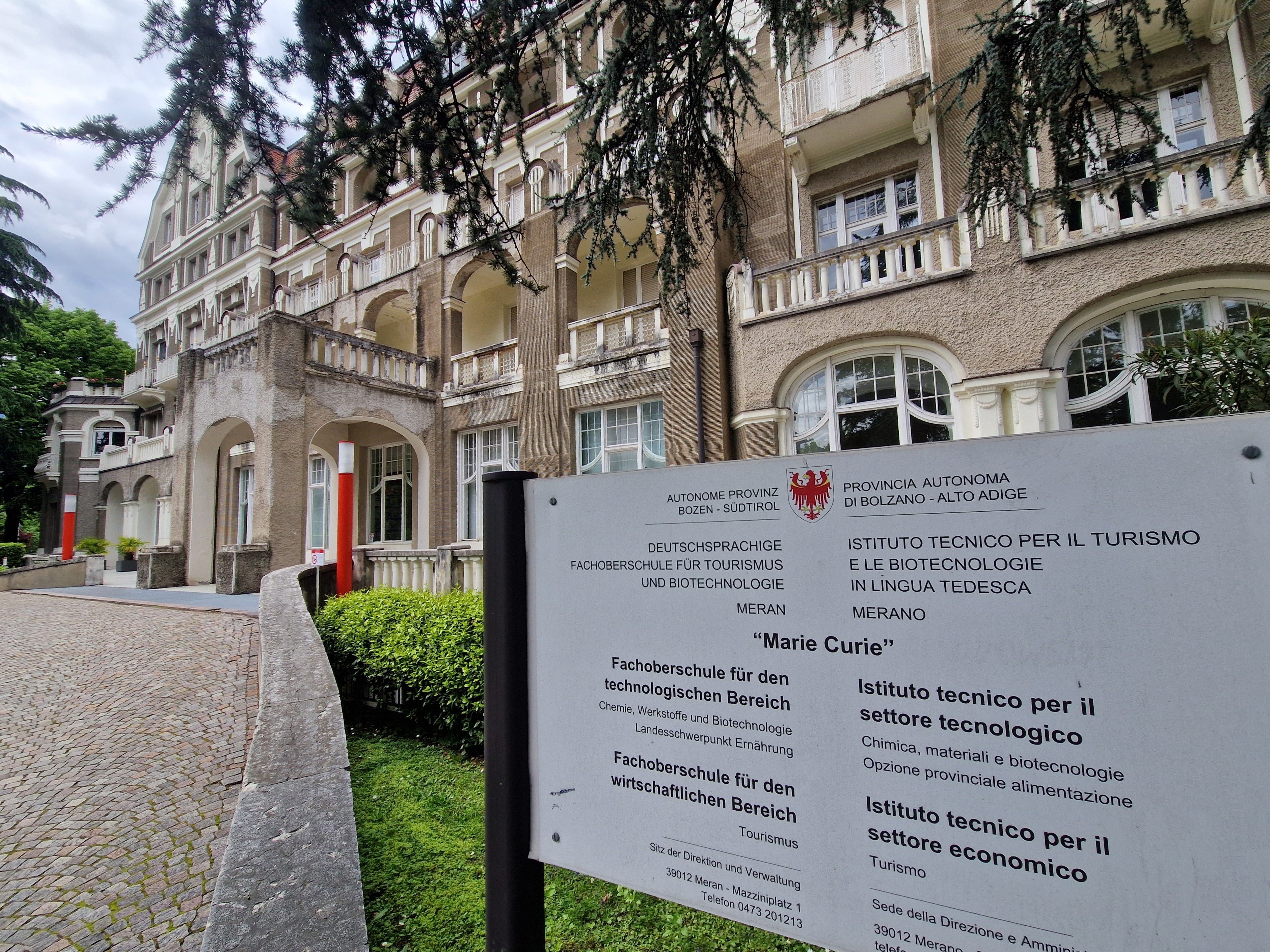 Die Fachoberschule Marie Curie in Meran wird erweitert. Die Landesregierung hat am 29. Juli das Raumprogramm angepasst und die Finanzierung genehmigt. (Foto: LPA/Ressort für Hochbau, Valorisierung des Vermögens, Grundbuch und Kataster)