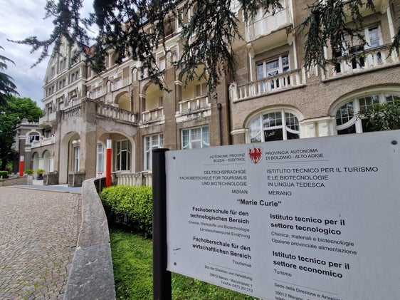 Die Fachoberschule "Marie Curie" in Meran wird erweitert. Die Landesregierung hat am 29. Juli das Raumprogramm angepasst und die Finanzierung genehmigt. (Foto: LPA/Ressort für Hochbau, Valorisierung des Vermögens, Grundbuch und Kataster)