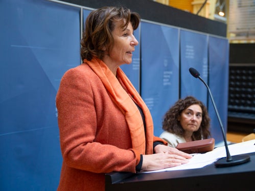 Die Arbeit der Chronistinnen und Chronisten könne nicht mit konventionellen Zahlungsmitteln beglichen werden, betonte Landesrätin Maria Hochgruber Kuenzer, diese Arbeit ist für uns und für die kommenden Generationen unbezahlbar, denn die Erinnerungskultur gibt Sicherheit und Identität. (Foto: LPA/Fabio Brucculeri)