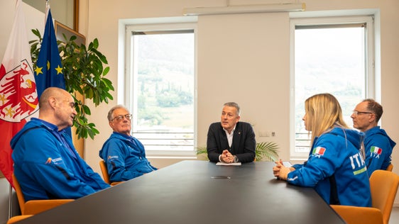 L'assessore provinciale Peter Brunner (al centro) ha sottolineato, parlando con gli atleti, il loro ruolo di modello: “I vostri successi dimostrano come con coraggio e disciplina si possano raggiungere grandi traguardi”. (Foto: USP/Fabio Brucculeri)