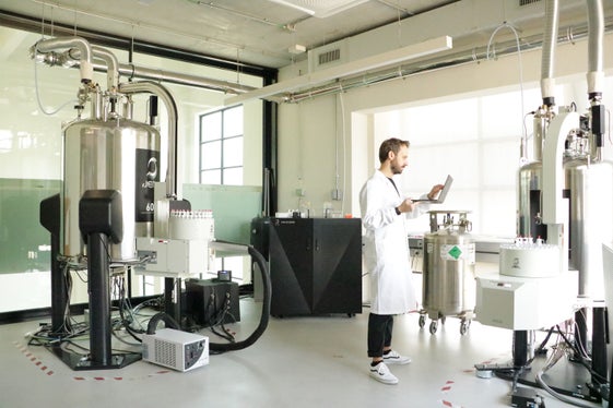 Il laboratorio di spettroscopia NMR si concentra sulla caratterizzazione qualitativa e quantitativa di piccole molecole e proteine negli alimenti e nelle parti delle piante utilizzando la risonanza magnetica nucleare (NMR) ad alta risoluzione. (Foto: Centro di ricerca USP/Laimburg/Ivo Corrà)