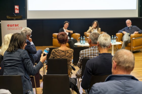 Fragen und Gedanken zu Gesundheit und Freiheit wurden in der gemeinsamen Diskussionsrunde in der Veranstaltung Gesundheit: Freiheit auf dem Prüfstand mit Verfassungsrechtlerin Cinzia Piciocchi (vorne links) und Historiker Hans Heiss (vorne rechts) ausgetauscht. Die Diskussion moderierte Nicole Abler (vorne Mitte). (Foto: LPA/Daniel von Johnston)