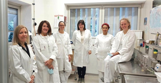 Personale tecnico del Laboratorio biologico di Laives vicino alla rampa di filtrazione per l’analisi microbiologica delle acque (foto: Agenzia provinciale per l’ambiente e la tutela del clima)