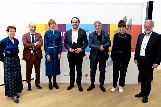 Landesrat Achammer im Austausch mit Gästen aus dem Kunst-, Kultur- und Wirtschaftsbereich: Unternehmerin Maria Niederstätter, Unternehmer und Kunstsammler Antonio Dalle Nogare, Unternehmerin Daniela Niederstätter, Landesrat Philipp Achammer, Kulturmanager Peter Paul Kainrath, Schauspielerin Eva Kuen und Moderator Harald Pechlander (Foto: LPA/Peter Natter) 