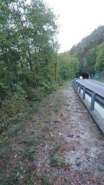Zwischen den zwei Tunnels auf der Landesstraße nach Jenesien beim Kirchlein St. Georgen hat das Landesamt für Wildbachverbauung Nord mit dem Bau eines Weges von rund 1200 Metern Länge begonnen, um weitere Arbeiten zur Erhöhung der Hochwassersicherheit zu erleichtern. (Foto: LPA/Landesamt für Wildbach- und Lawinenverbauung Nord)