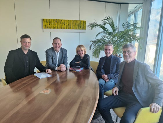 Tauschten sich über ein Konzept für die Schaffung von Wohnraum und soziale Begleitung für wohnungs- und obdachlose Menschen in Meran und Umgebung aus: (v.l.) Gemeinderat Reinhard Bauer, Landesrat Massimo Bessone, Landesrätin Waltraud Deeg, Florian Prinoth (Direktor der Sozialdienste der Bezirksgemeinschaft Burggrafenamt) und Sozialstadtrat Stefan Frötscher. (Foto: LPA)