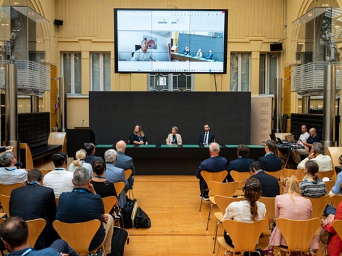 Adrian Plessin, direttore del Dipartimento Sviluppo economico del Land Carinzia (Austria), sulla destra al tavolo, Andreas Meyer, direttore tecnico di WSW mobil GmbH (Germania), in collegamento, e la presidente di SASA SpA Astrid Kofler, a sinistra al tavolo, si sono confrontati durante una tavola rotonda moderata da Elisabeth Stampfer di SASA SpA. (Fabio Brucculeri)