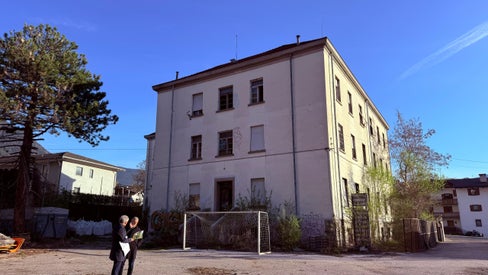 Durante un sopralluogo nell’area dell’ex caserma Verdone a Varna, l’assessore provinciale allo Sviluppo del territorio Peter Brunner e il sindaco Andreas Schatzer hanno discusso dello sviluppo del quartiere residenziale sostenibile in progetto. (Foto: USP/Thomas Bodner)