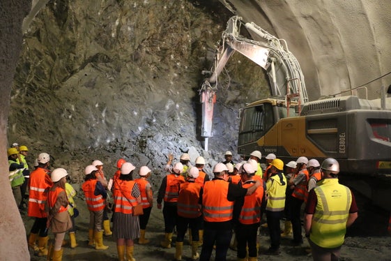 Je nach Material des Gesteins geschieht der Tunnelvortrieb unter dem Küchelberg mit unterschiedlichen Techniken und in unterschiedlichen Geschwindigkeiten. (Foto: LPA/Ingo Dejaco) 