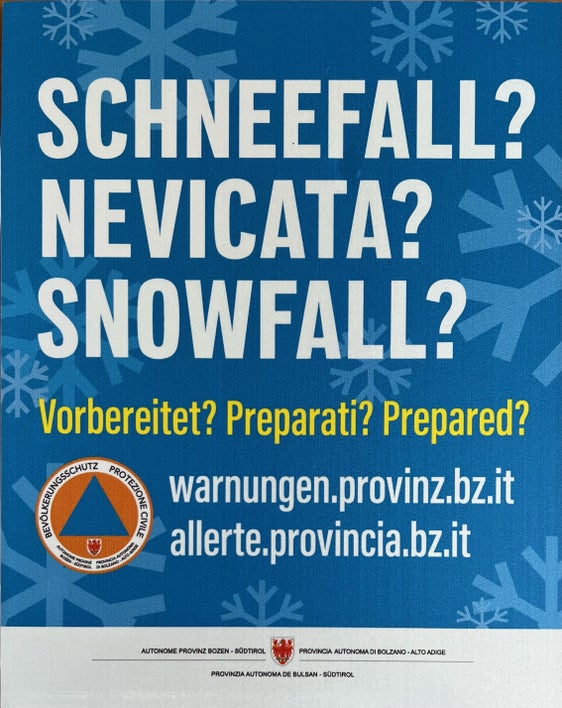 69 dieser Plakate bringen die Mitarbeiter des Landesstraßendienst entlang der Hauptstraßen an, gestern haben sie im oberen Vinschgau und im oberen Pustertal mit dem Aufstellen der Schilder begonnen. Mit dieser Kampagne soll das Bewusstsein dafür gestärkt werden, sich auf schneebedeckte Straßen einzustellen und das Fahrzeug angemessen auszustatten. (Foto; LPA/Landeswarnzentrum in der Agentur für Bevölkerungsschutz)