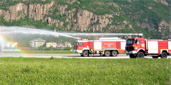 Nach der heutigen Genehmigung der Vereinbarung führt die Berufsfeuerwehr Bozen bis 9. Juli kommenden Jahres den Brandschutzdienst am Flugplatz Bozen weiterhin durch; das Bild entstand während einer Löschaktion (Foto: LPA/Berufsfeuerwehr Bozen)