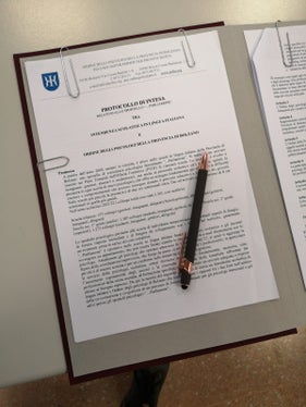 Das Einvernehmensprotokoll ist die Basis dafür, die Zusammenarbeit zwischen der italienischen Bildungsdirektion und der Psychologenkammer weiter auszubauen, u.a. um die Aus- und Weiterbildung von Schulpsychologinnen und Schulpsychologen zu stärken. (Foto: LPA/Italienische Bildungsdirektion)