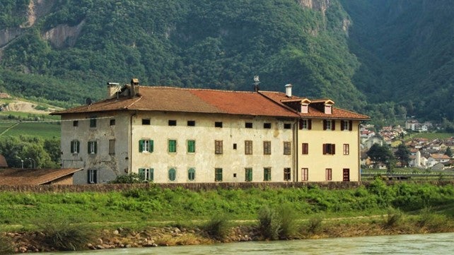 La stazione doganale al porto fluviale nel Comune di Bronzolo verrà sottoposta a vincolo di tutela storico-artistica (Foto: ASP/David Kruk)
