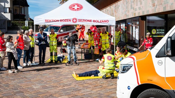 Was ist bei einem Herz-Kreislauf-Stillstand zu tun? Die Rettungskräfte zeigten vor der Rittner Seilbahn in Oberbozen anschaulich, worauf es bei einer Wiederbelebung ankommt.  (Foto: LPA/Fabio Brucculeri)