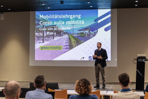  „Die Mobilität der Zukunft entsteht nicht durch isolierte Maßnahmen, sondern durch eine klare Vision und durch gut ausgebildete Menschen, die diese in konkrete Projekte für das Land übertragen können“, betont Mobilitätslandesrat Daniel Alfreider anlässlich des im April beginnenden Mobilitätslehrgangs. (Foto: STA/Ivan Brentegani)