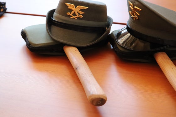 Forstwachen haben denselben Forsthammer, aber eine unterschiedliche Uniformmütze, links die weibliche Version. (Foto: LPA/Maja Clara)