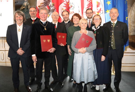 Die drei Geehrten aus Südtirol (mit Urkunde v.l.) Konrad Bergmeister, Giovanni Salghetti Drioli und Angelika Stampfl mit zahlreichen Mitgliedern der Landesregierung (v.l.): Hubert Messner, Arno Kompatscher, Philipp Achammer, Rosmarie Pamer, Marco Galateo,  Magdalena Amhof und Peter Brunner (Foto: Land Tirol/Frischauf Bild)