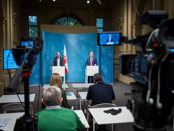 Die Landesregierung hat heute der Errichtung und Verwaltung eines neuen Seniorenwohnheimes in Meran über eine ÖPP zugestimmt. Darüber berichteten in der Pressekonferenz nach der Landesregierung Landeshauptmann Kompatscher und Landesrat Bessone. (Foto: LPA/Fabio Brucculeri)