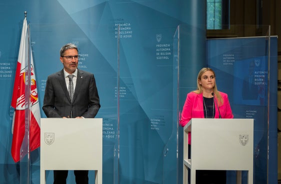 Il Presidente Arno Kompatscher e la Presidente Ulrike Oberhammer accolgono favorevolmente il nuovo regolamento all'interno del Consiglio dei Comuni votato oggi in Consiglio Provinciale. (Foto:ASP) 