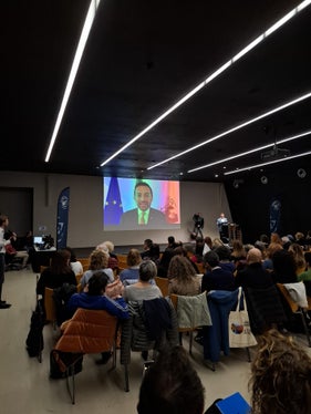 Es ist wichtig, in eine Lernmethodik zu investieren, die unsere Kinder und Jugendlichen motiviert und begeistert, betont der Landesrat für italienische Bildung und Kultur Marco Galateo. Mathematik und logisches Denken sind ein Schlüssel zum Verständnis der Welt: Die Unterstützung und Weiterbildung der Lehrpersonen schafft die Grundlage für eine starke Schule, so Galateo.