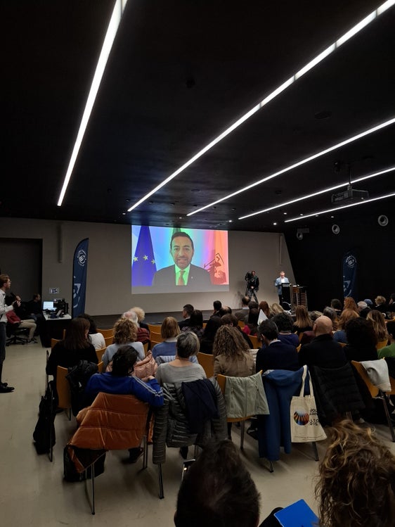 "Es ist wichtig, in eine Lernmethodik zu investieren, die unsere Kinder und Jugendlichen motiviert und begeistert", betont der Landesrat für italienische Bildung und Kultur Marco Galateo. "Mathematik und logisches Denken sind ein Schlüssel zum Verständnis der Welt: Die Unterstützung und Weiterbildung der Lehrpersonen schafft die Grundlage für eine starke Schule", so Galateo.