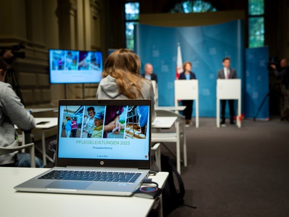 Darüber, wie das Land Südtirol pflegebedürftige Menschen in Südtirol unterstützt, wurde heute (8. April) in Bozen informiert. (Foto: LPA/Fabio Brucculeri)