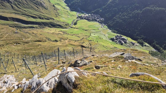 Im Sommer hat die Wildbachverbauung an der Errichtung der Schneenetze zum Schutz vor der Lawine Zeppichl in Pfelders in der Gemeinde Moos in Passeier gearbeitet. (Foto: LPA/Landesamt für Wildbach- und Lawinenverbauung West in der Agentur für Bevölkerungsschutz)