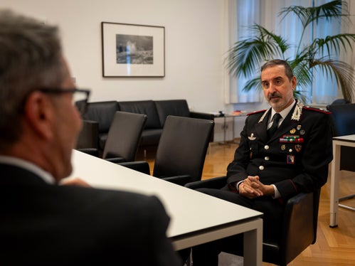 Landeshauptmann Arno Kompatscher tauschte sich mit General Stefano Paolucci über die Carabinieri in Südtirol aus. (Foto: LPA/Fabio Brucculeri)