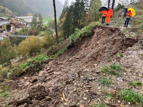 Die Staatsstraße ins Sarntal musste heute nach einem Murgang total gesperrt werden, nach einem Lokalaugenschein der Landesgeologen sind derzeit noch Aufräumarbeiten des Landesstraßendienstes im Gange. (Foto: LPA/Landesamt für Geologie und Baustoffprüfung)