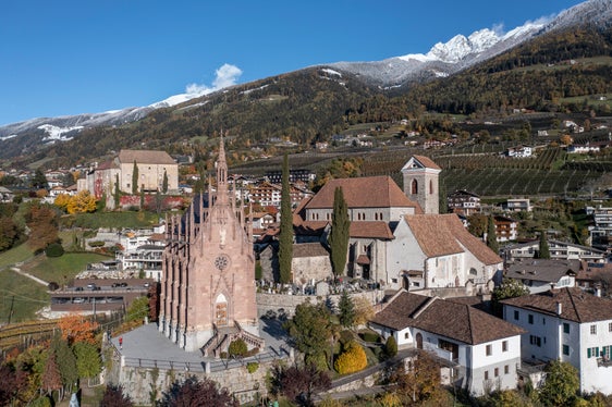 Beim Mausoleum von Erzherzog Johann (im Bild l. im Vordergrund) in Schenna findet anlässlich des 240. Geburtsjahrs am Freitag, 10. Juni, eine Gedenkfeier statt. (Foto: Tourismusverein Schenna/Helmuth Rier)