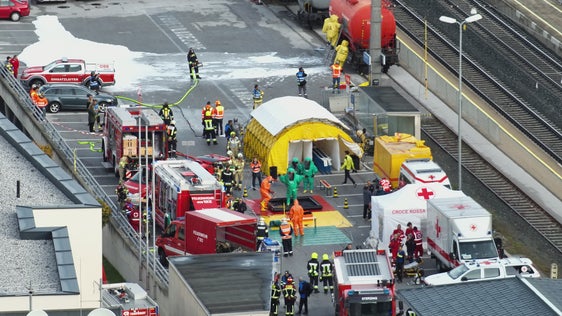 Eines der Szenarien der grenzüberschreitenden Katastrophenschutzübung am Bahnhof in Steinach am Brenner mit Feldspital und Dekontaminations-Straße (Quelle: Drohnen-Einsatz-Gruppe Land Tirol / Landeswarnzentrale)