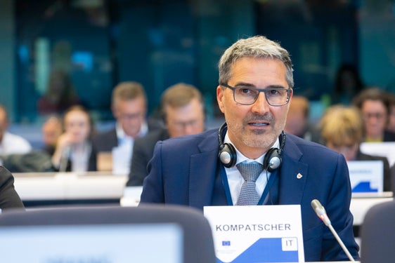 Landeshauptmann Kompatscher im Ausschuss der Regionen: "Widerstandsfähigkeit erreichen heißt: In Infrastrukturen investieren, Zusammenarbeit gut organisieren, Innovationen fördern." (Foto: LPA/Javier Bernal Revert)