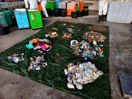 I rifiuti solidi urbani conferiti nell’area cernita allestita presso la discarica di Vadena vengono separati manualmente e categorizzati in 30 diverse tipologie, tra cui: carta, cartone, vetro, metalli, plastiche, umido, verde, spreco alimentare ecc. (Foto: Agenzia provinciale per l’ambiente e la tutela del clima)