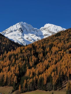 Il lento ma inesorabile passaggio dall'autunno all'inverno.  Nella foto una splendida panoramica delle Alpi della Zillertal a San Pietro, in Valle Aurina (Foto: Lidwina Seeber)