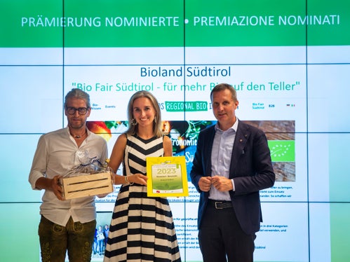 Bio Fair Südtirol - per più biologico nel piatto è un progetto di Bioland Alto Adige - anche questo progetto è arrivato in finale. Walter Steger e Manuela Zischg erano raggianti mentre ritiravano il premio dall'assessore provinciale Luis Walcher. (Foto: ASP/Fabio Brucculeri)