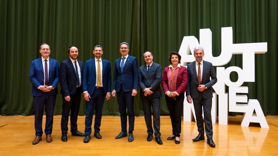 Gruppenfoto der scheidenden Landesregierung: Landesrat Massimo Bessone, Landesrat Philipp Achammer, Landeshauptmann-Stellvertreter Daniel Alfreider, Landeshauptmann Arno Kompatscher, Landeshauptmann-Stellvertreter Giuliano Vettorato, Landesrätin Maria Hochgruber Kuenzer und Landesrat Arnold Schuler. Landeshauptmann-Stellvertreterin Waltraud Deeg war krankheitsbedingt abwesend. (Foto: LPA/Fabio Brucculeri)